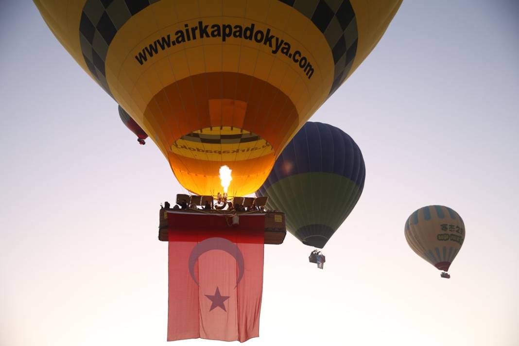 Gökyüzünü Türk bayrakları ve Atatürk posterleriyle donattılar 16